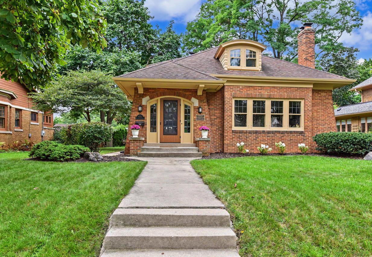 6131 Washington Cir, Wauwatosa, WI 53213