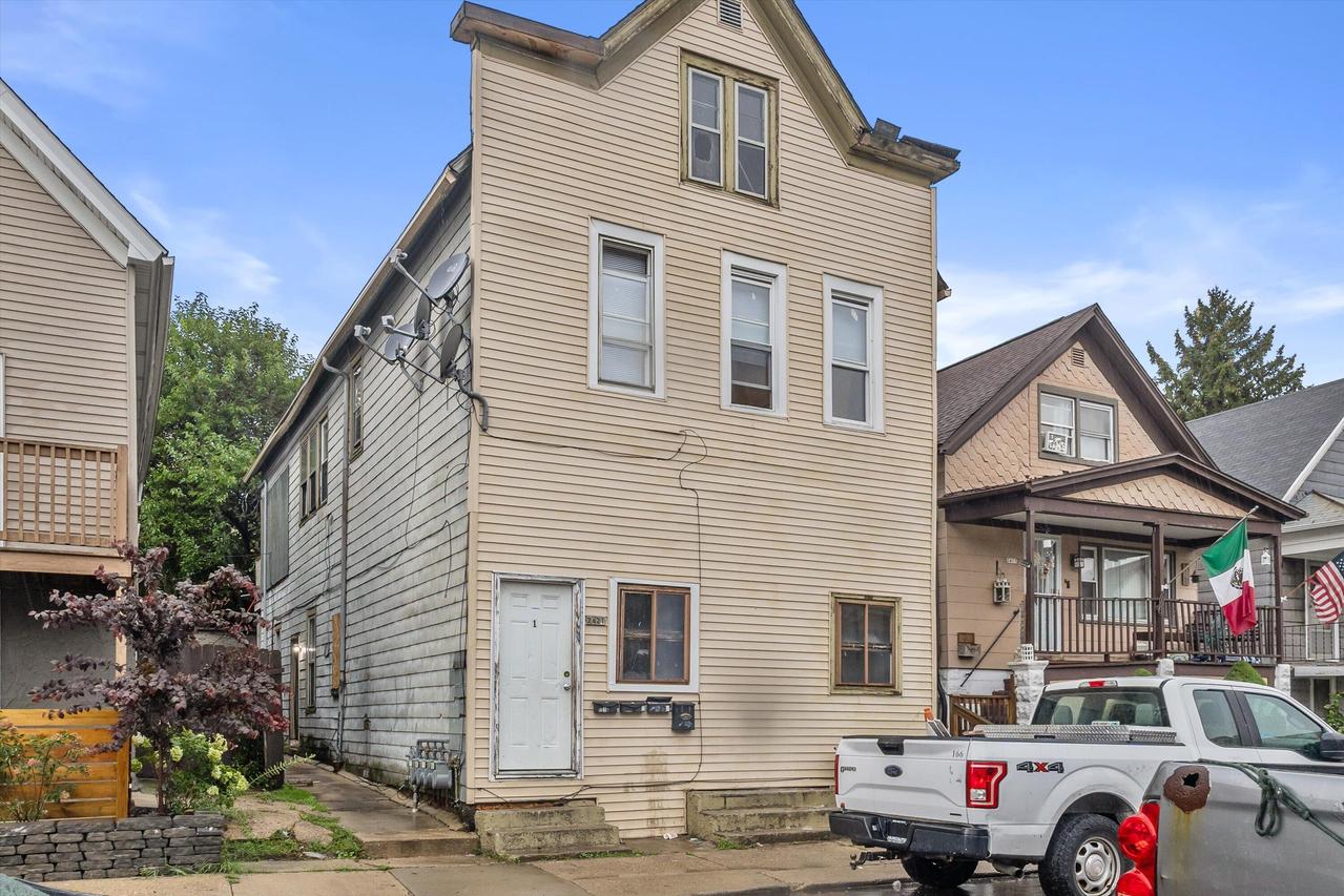 2421 S 5th Pl, Milwaukee, WI 53207