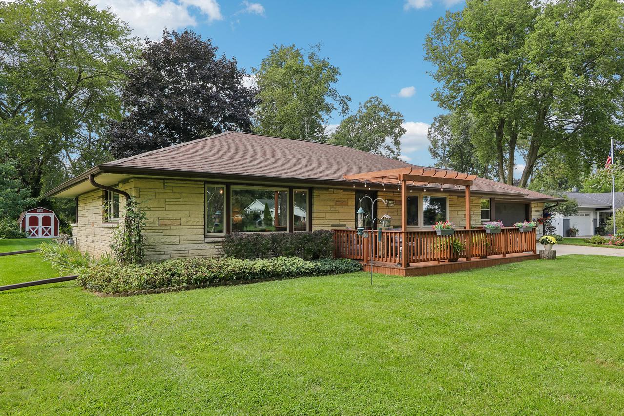 W151N6887 Glenview Dr, Menomonee Falls, WI 53051