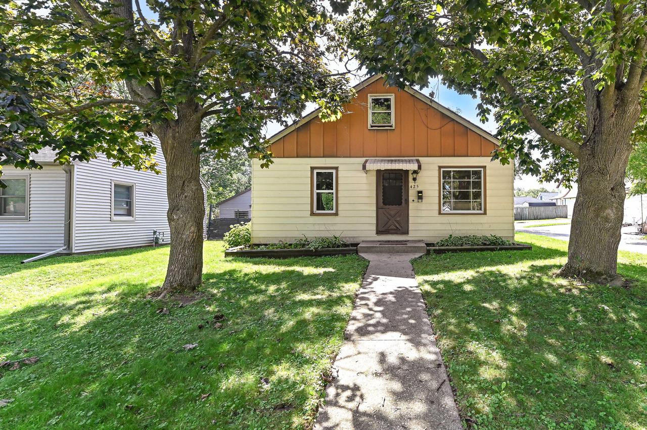 425 Maple Ave, Hartford, WI 53027