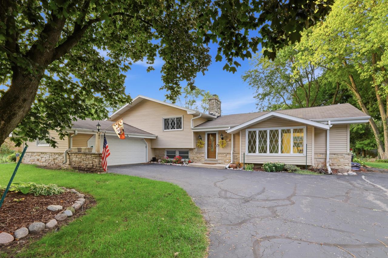 16200 Tomahawk Trl, Brookfield, WI 53005