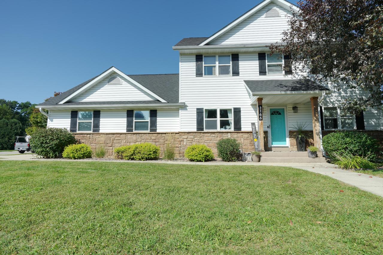 1166 Yosemite Rd, Oconomowoc, WI 53066