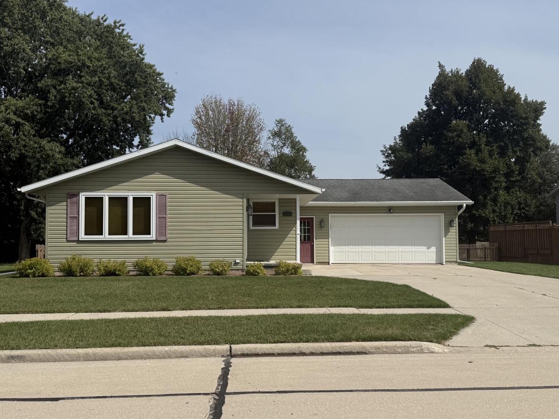 1409 Hazelwood Dr, Manitowoc, WI 54220