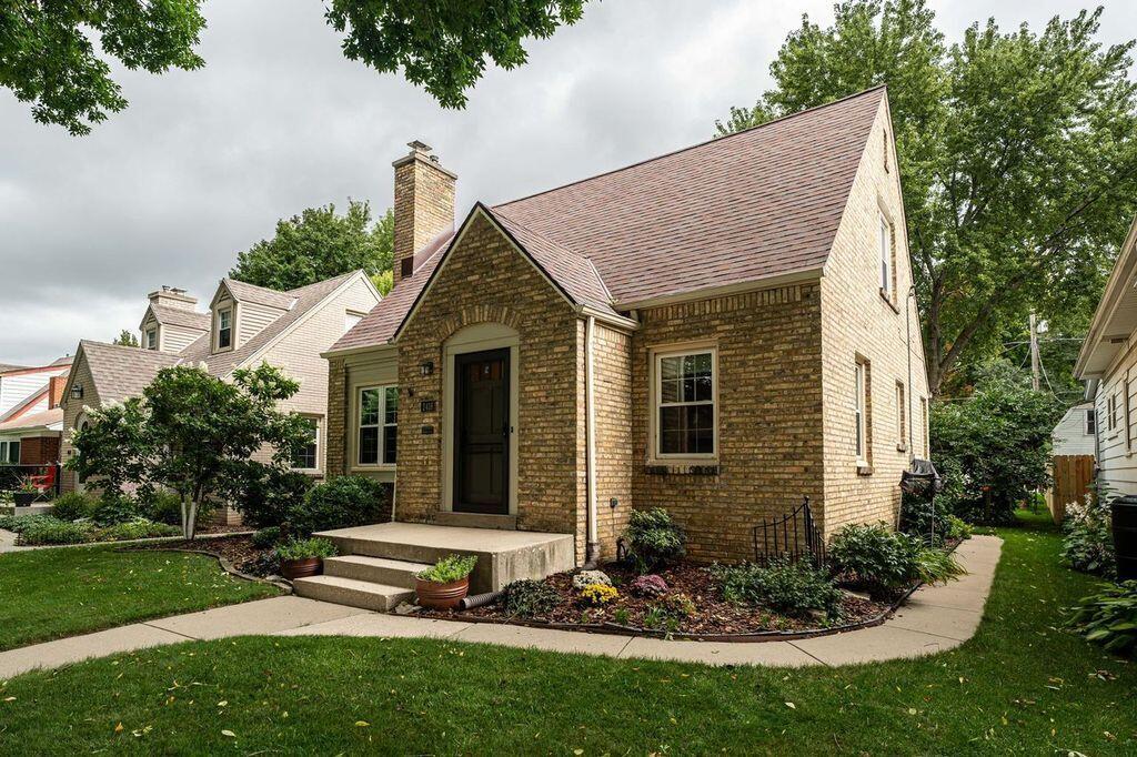 2416 S 79th St, West Allis, WI 53219