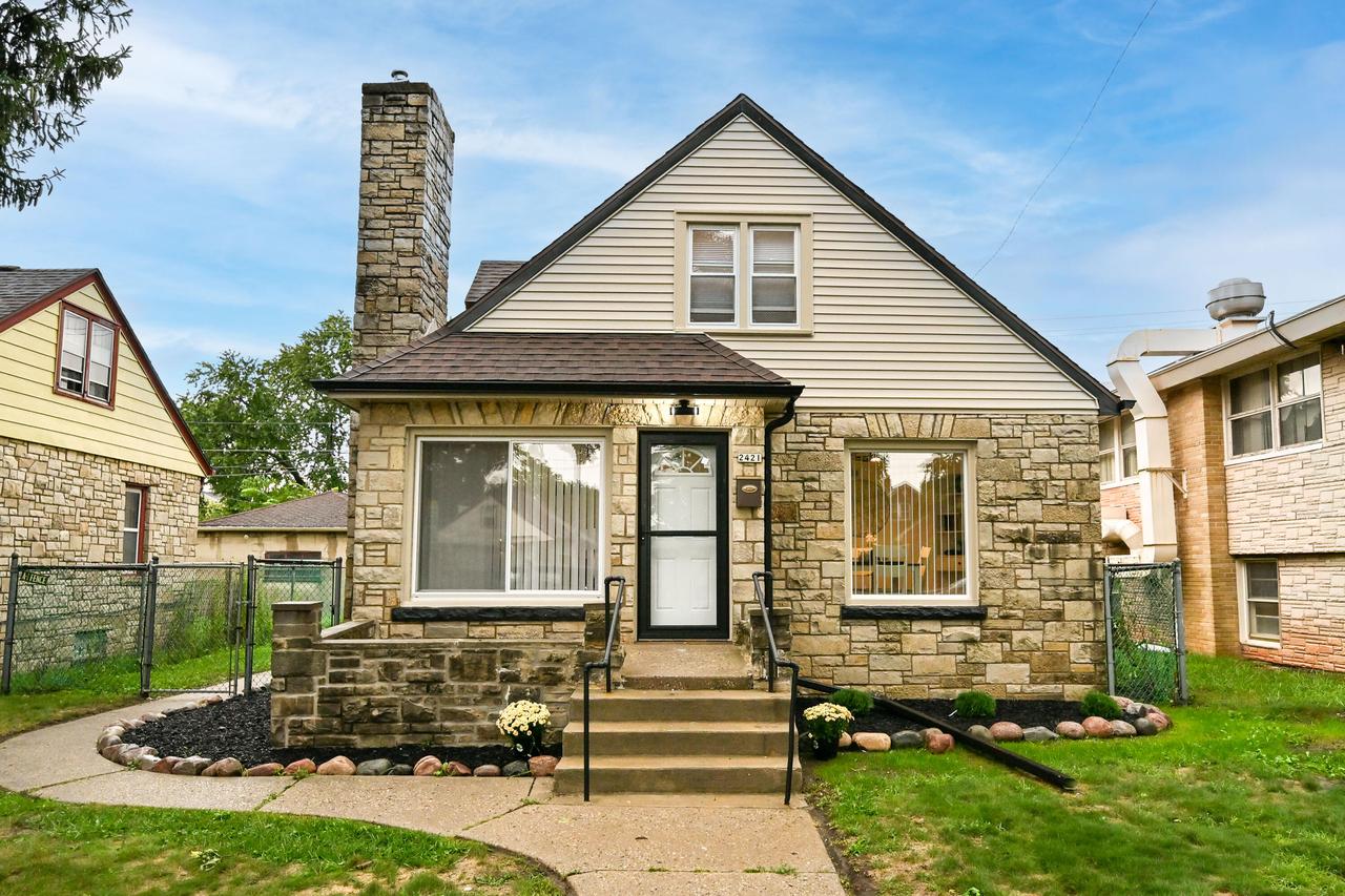 2421 W Hampton Ave, Milwaukee, WI 53209