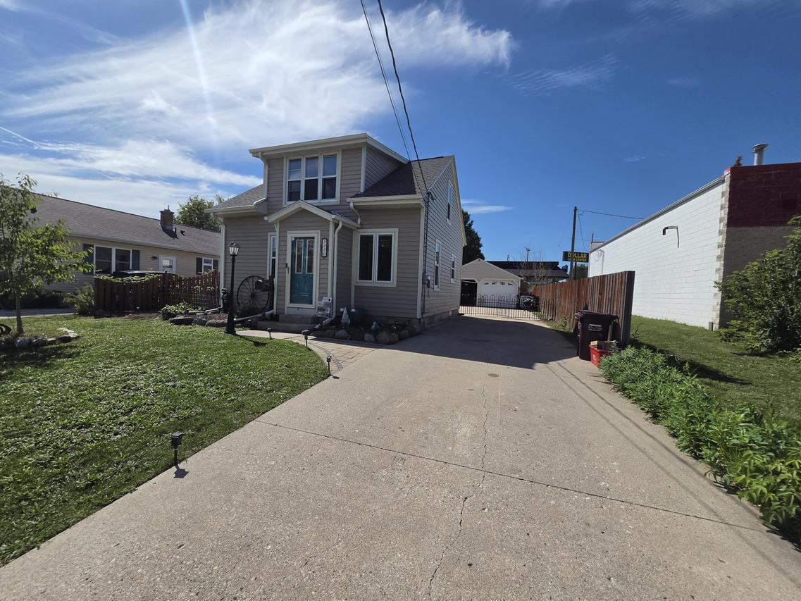 1226 S 32nd St, Manitowoc, WI 54220
