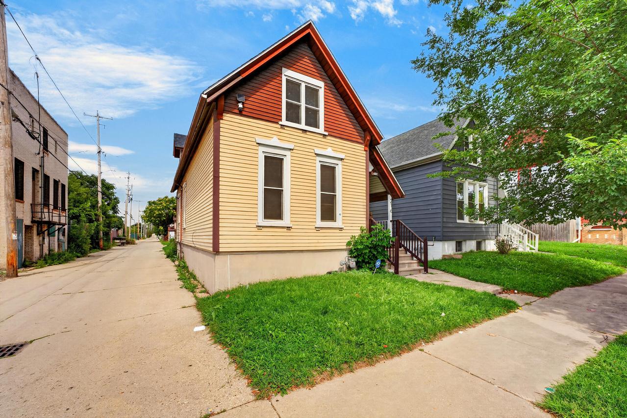 216 W Center St, Milwaukee, WI 53212