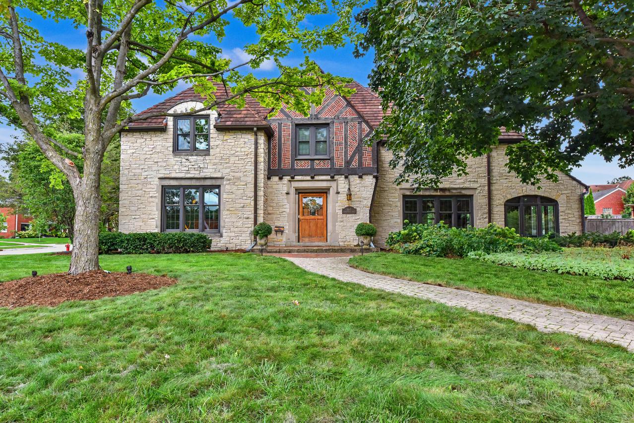 660 N Honey Creek, Wauwatosa, WI 53213