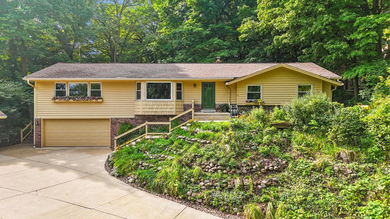 N31W22025 Shady Ln, Pewaukee, WI 53072
