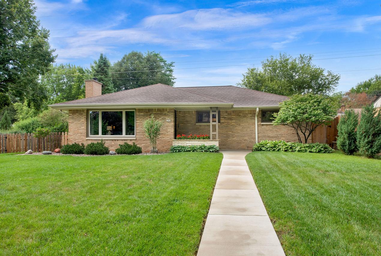 1305 N 119th St, Wauwatosa, WI 53226