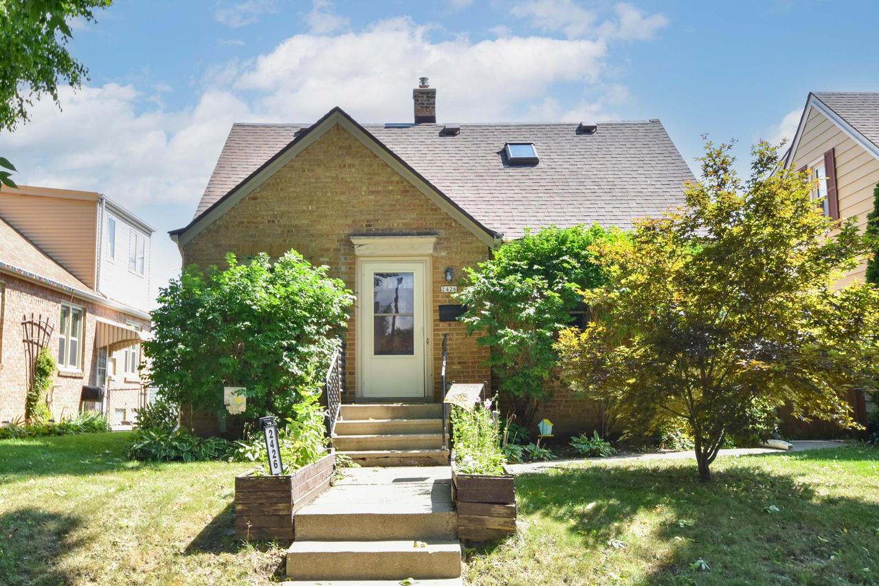 2426 S 73rd St, West Allis, WI 53219