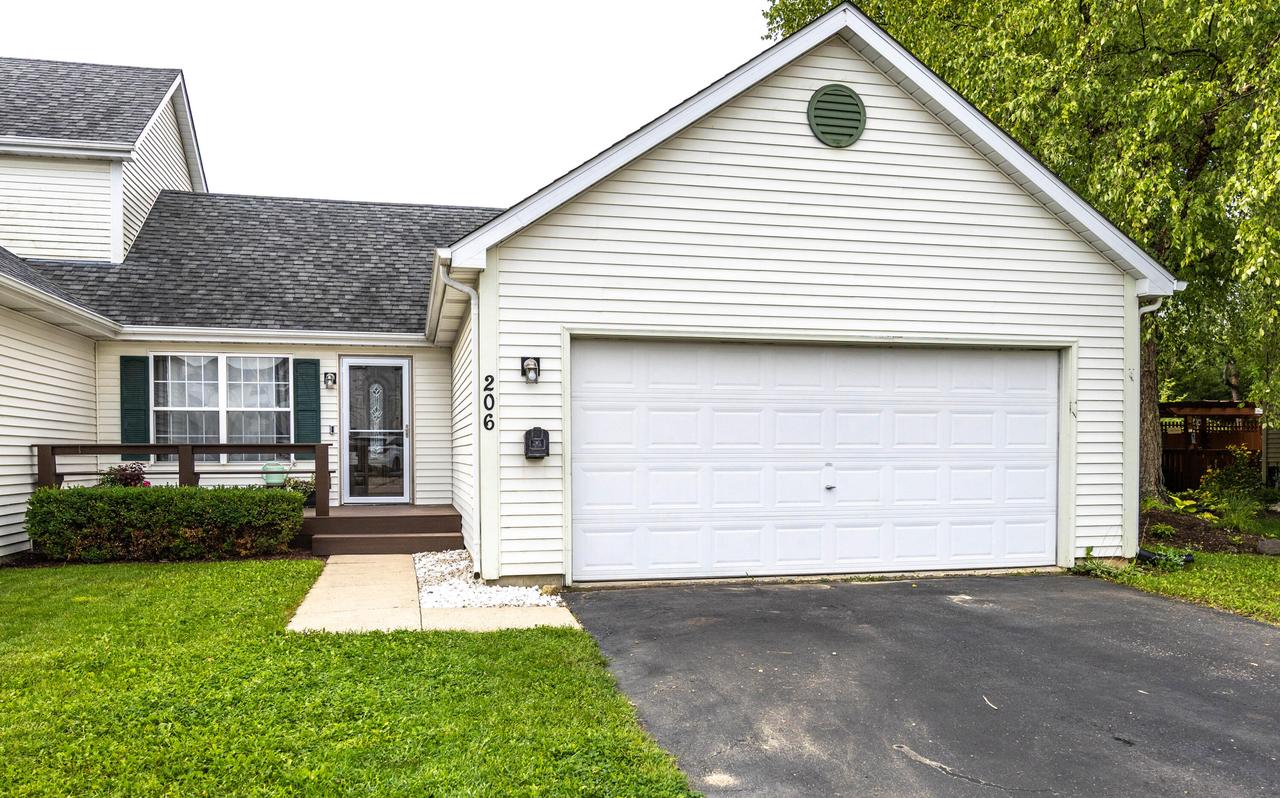 206 Sterling Ct, Genoa City, WI 53128