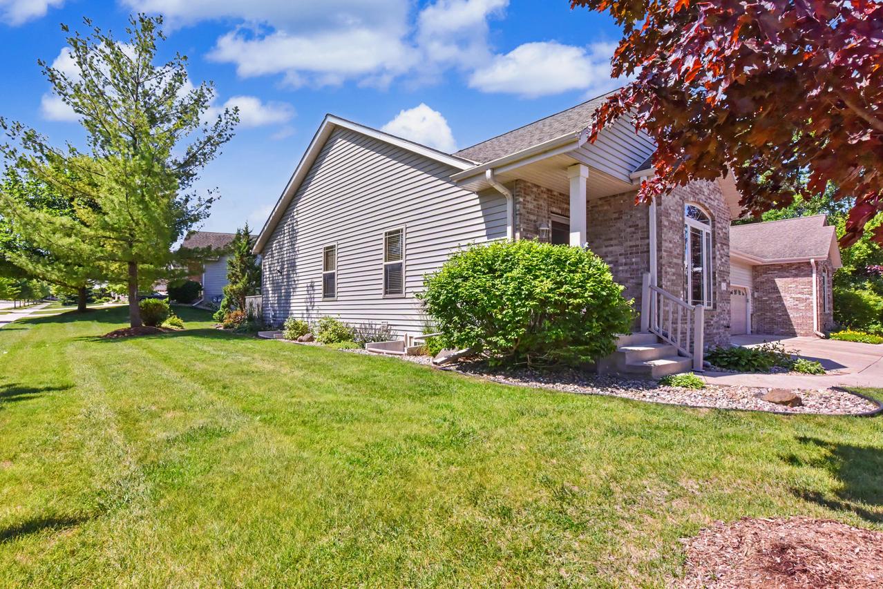 124 Meehan Cir, West Bend, WI 53095