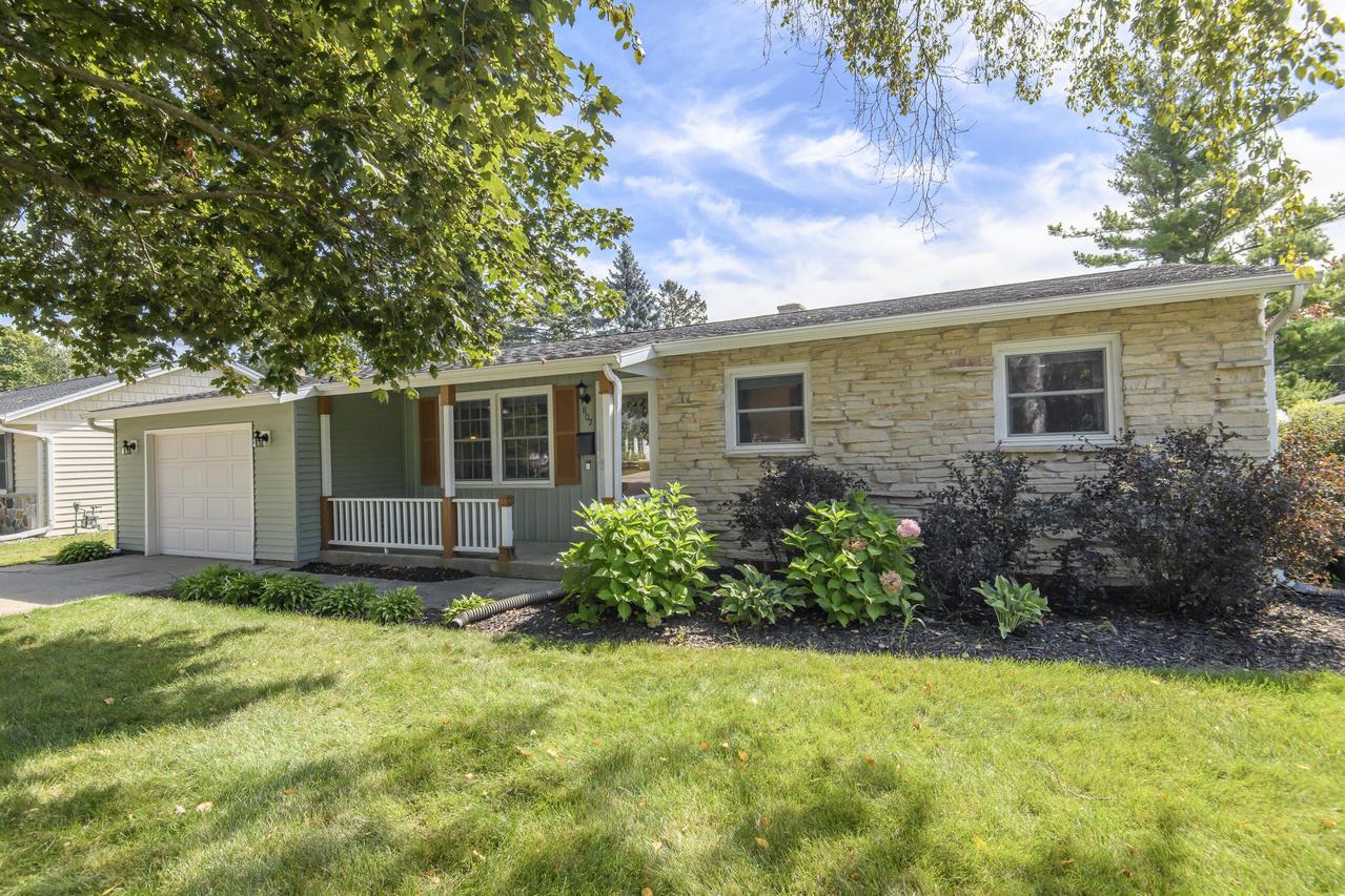 807 Meadowbrook Dr, West Bend, WI 53090