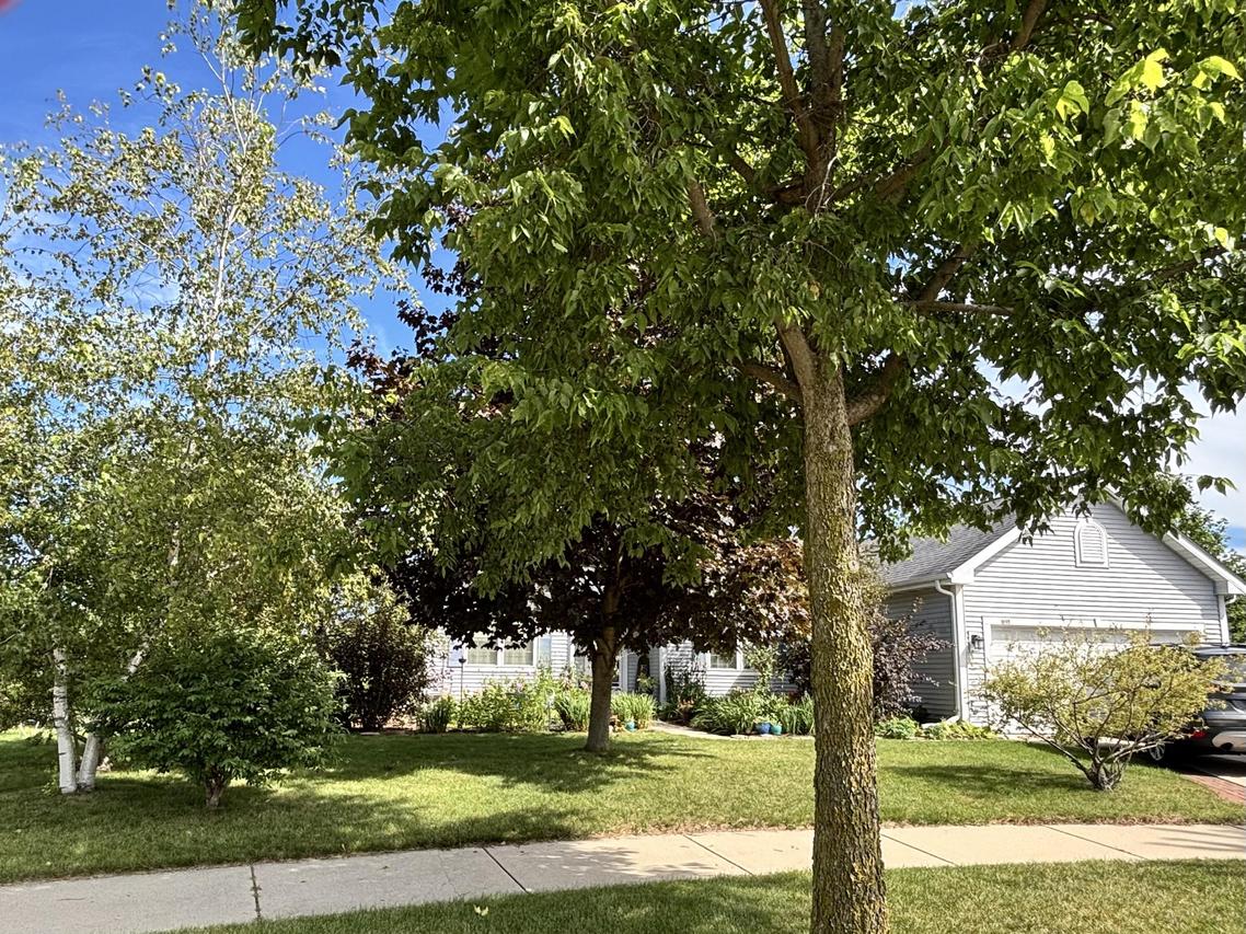 643 Riverwood Ln, West Bend, WI 53095