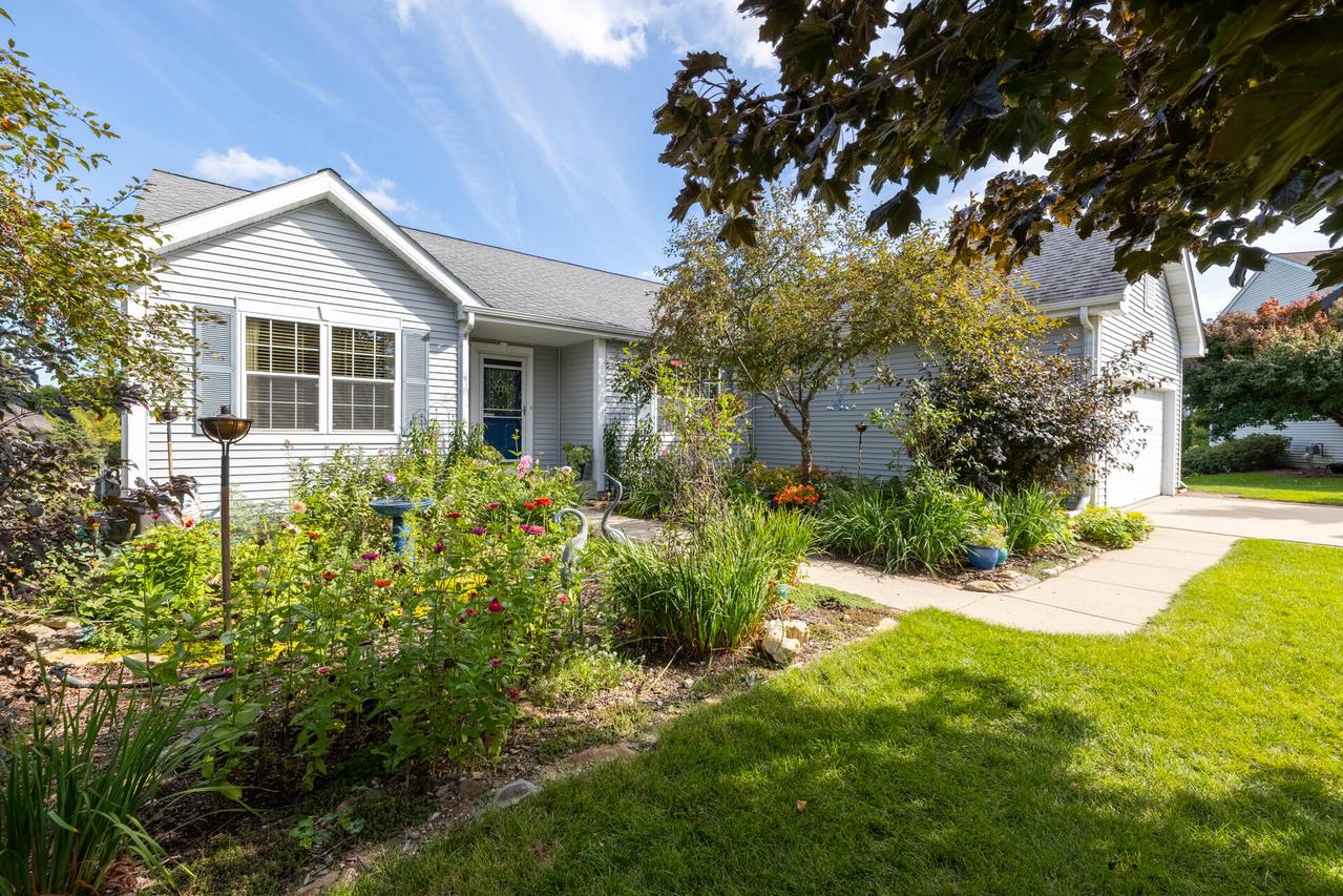 643 Riverwood Ln, West Bend, WI 53095