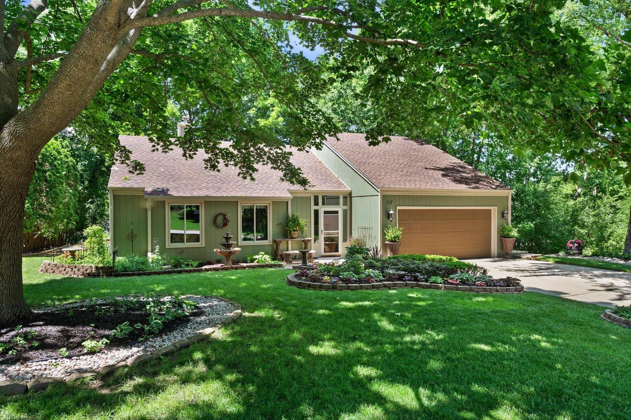 717 Mansfield Cir, Hartland, WI 53029