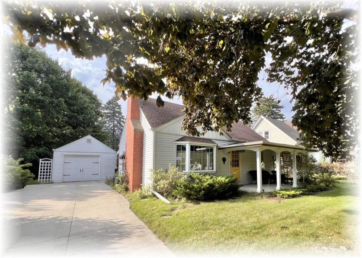3424 N Elmwood Dr, Elmwood Park, WI 53405