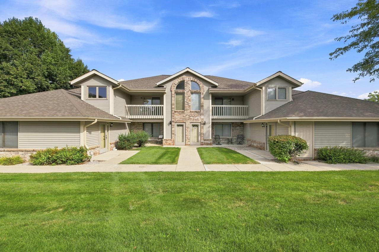 2116 Woodburn Rd #B, Waukesha, WI 53188