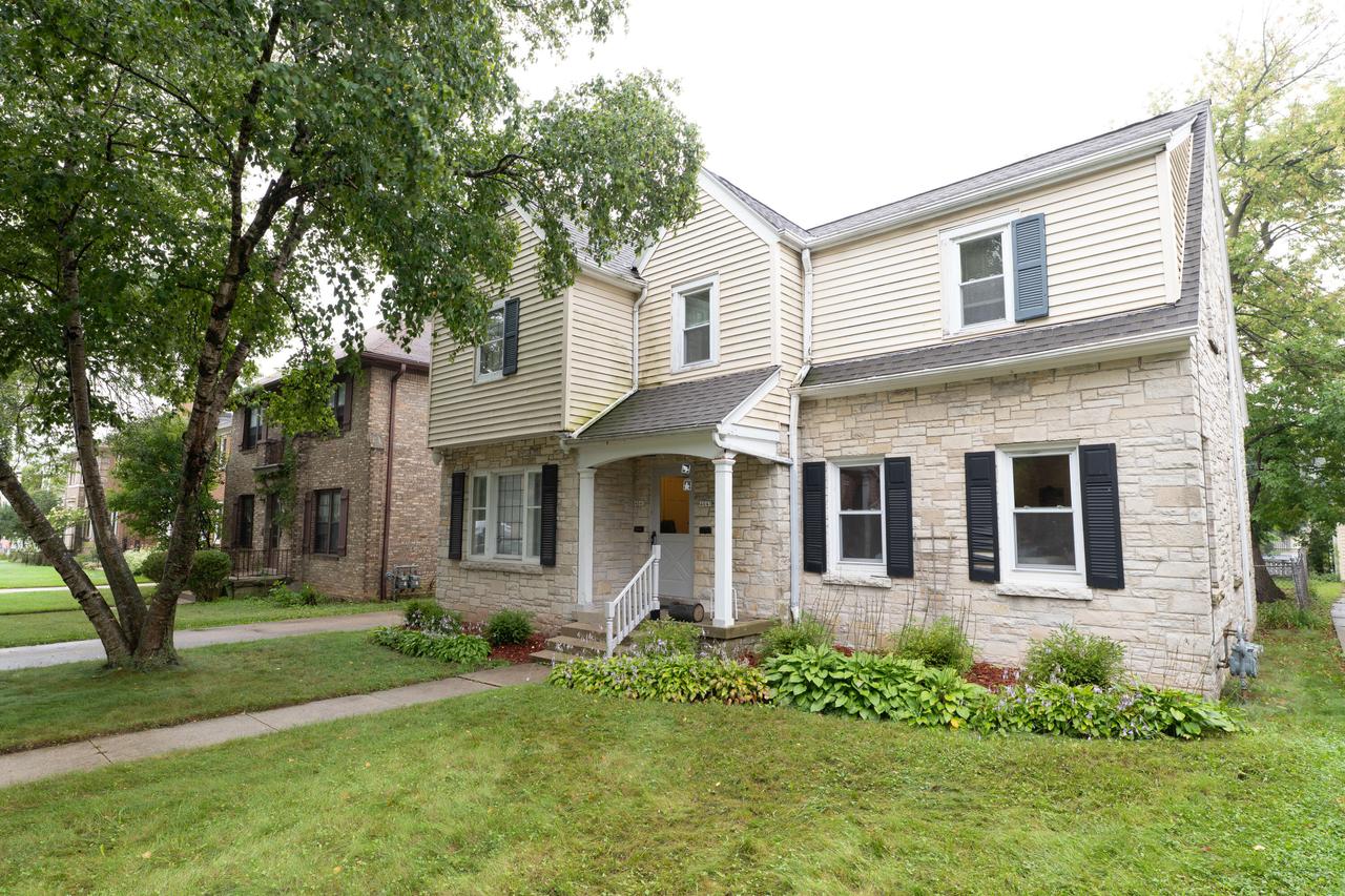 4041 N Bartlett Ave #4043, Shorewood, WI 53211