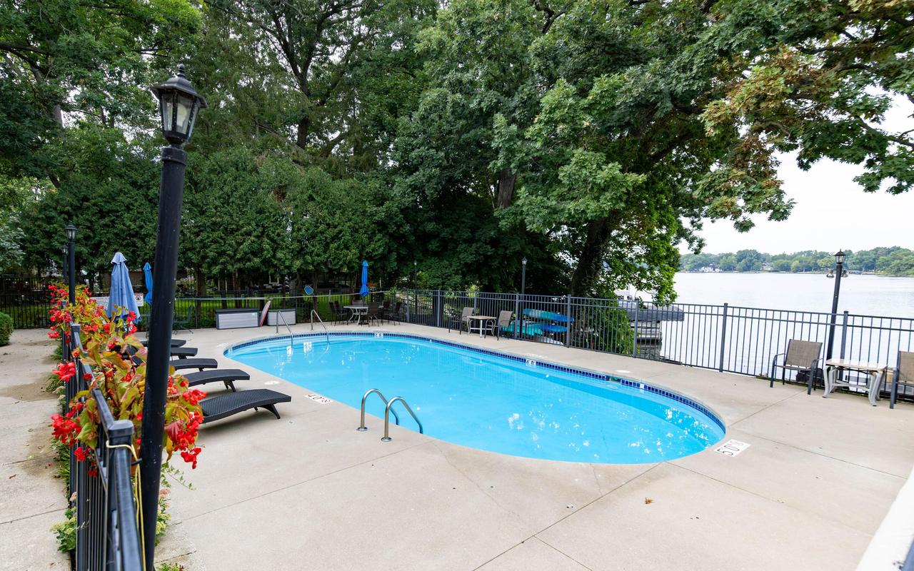 320 E Pleasant St #106, Oconomowoc, WI 53066