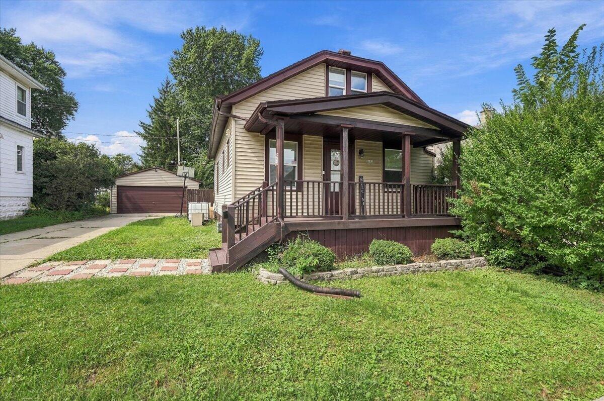 2133 S 89th St, West Allis, WI 53227