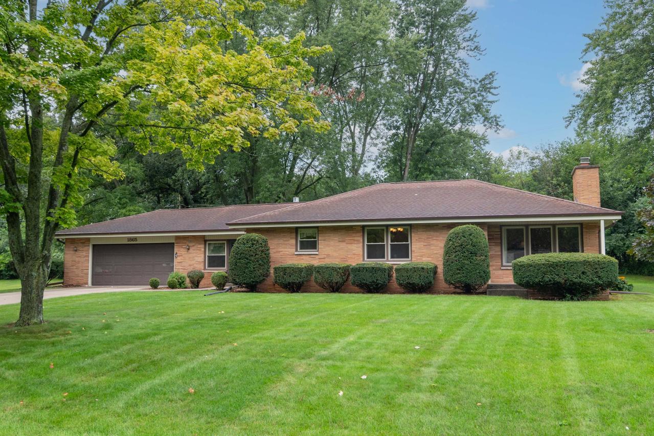 1865 Lone Oak Cir, Brookfield, WI 53045