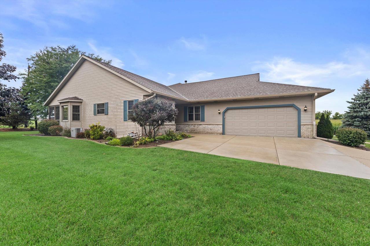 W155N6631 Blue Heron Dr, Menomonee Falls, WI 53051
