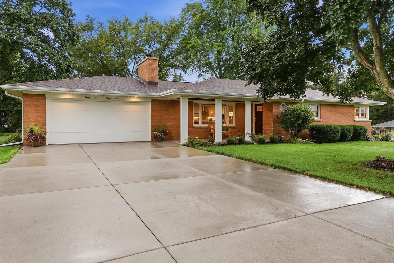 2445 Buena Vista, Brookfield, WI 53045