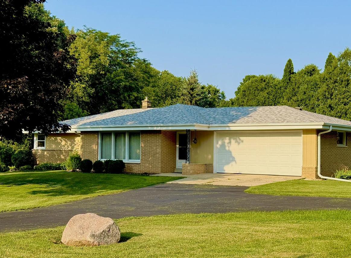 W140N7250 Lilly Rd, Menomonee Falls, WI 53051