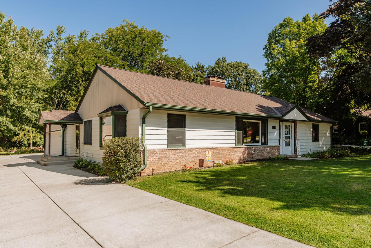 248 E Ottawa Ave, Dousman, WI 53118