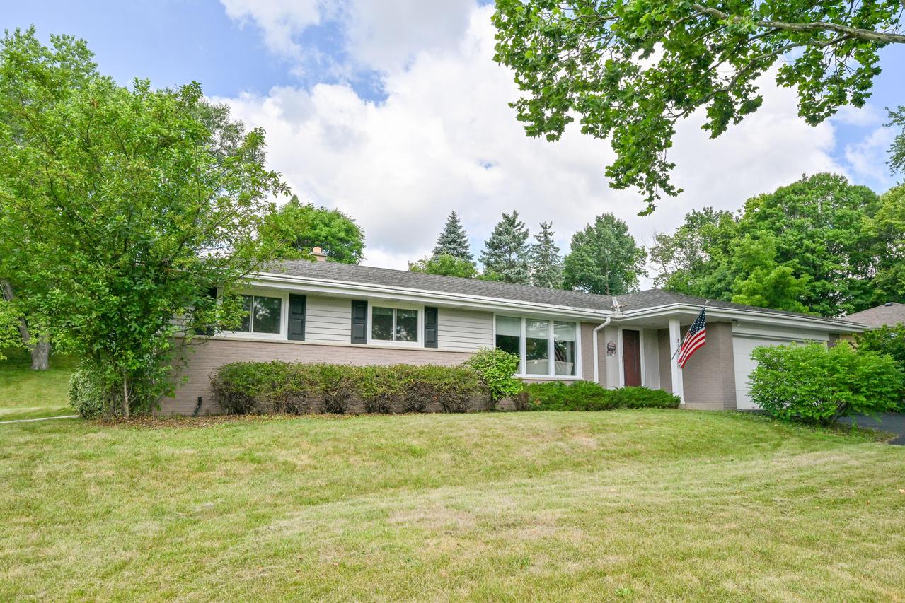 5127 S Menard Dr, New Berlin, WI 53151