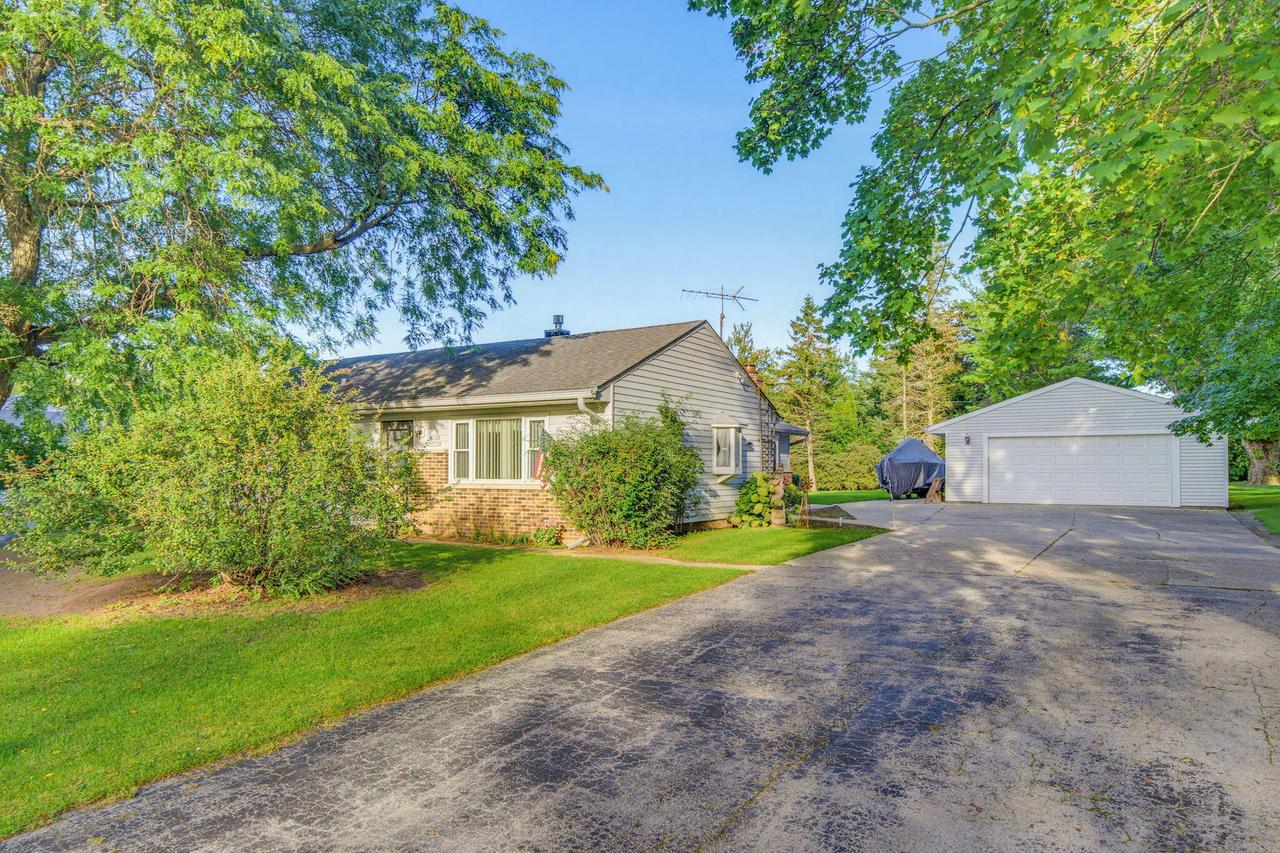 W160N9756 Colonial Dr, Germantown, WI 53022