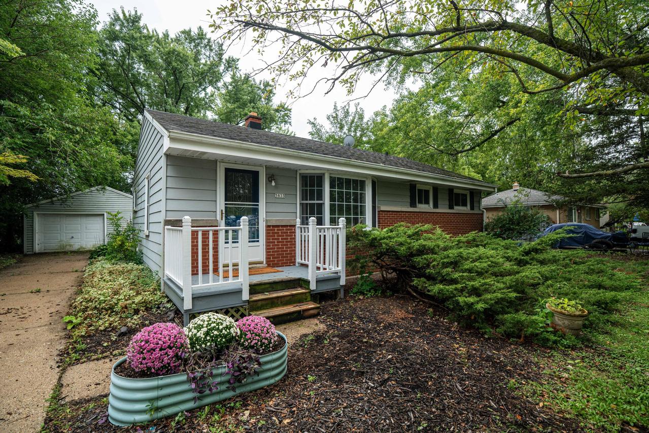 5833 W Calumet Rd, Milwaukee, WI 53223