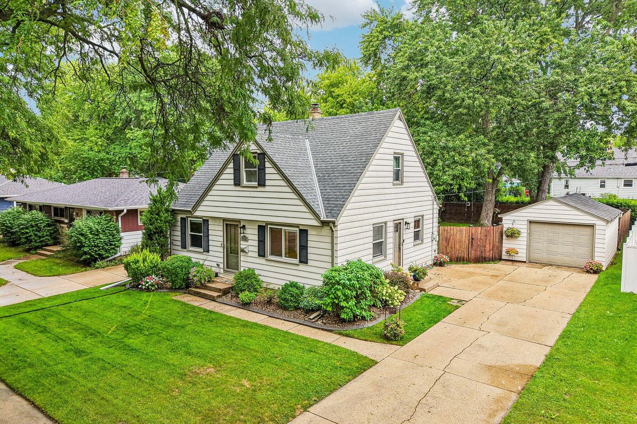 2958 S 102nd St, West Allis, WI 53227
