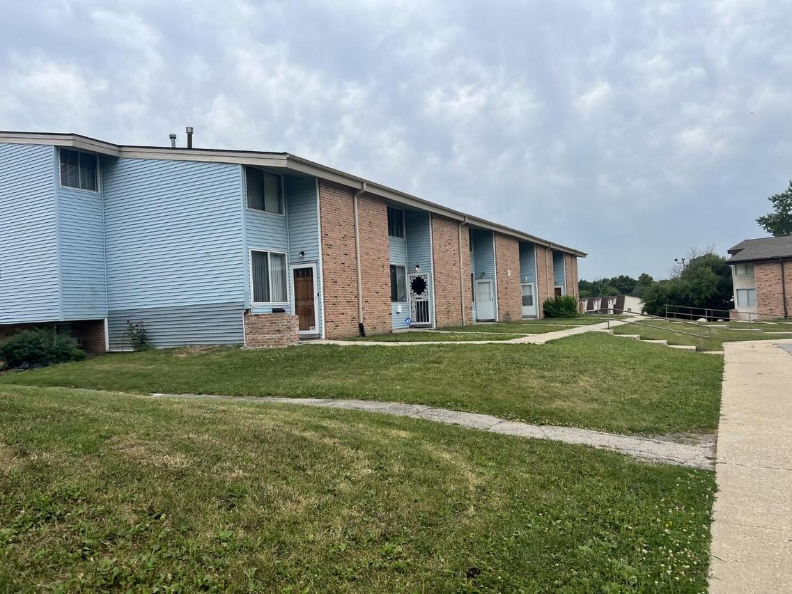 8911 N Swan Rd #E, Milwaukee, WI 53224