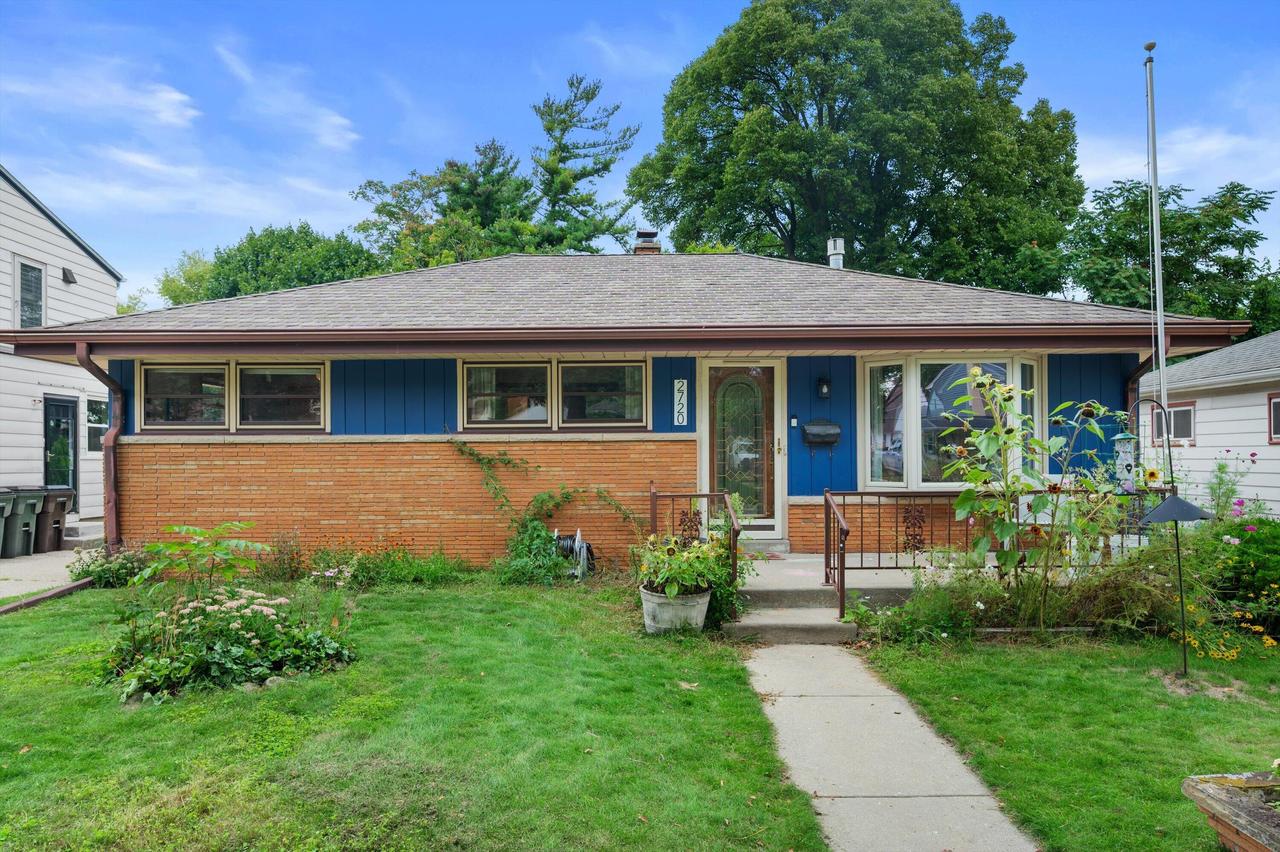 2720 E Elizabeth Ave, Saint Francis, WI 53235