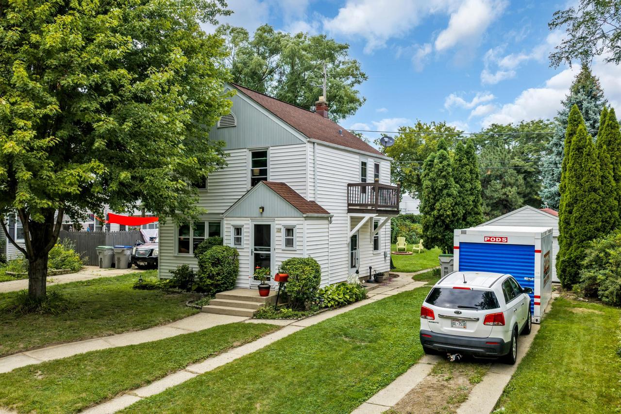 198 E Gauer Cir, Milwaukee, WI 53207