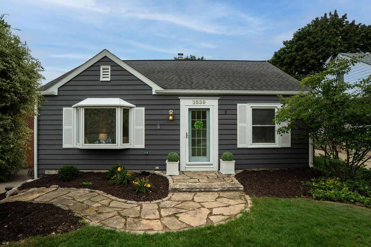 2539 N 80th St, Wauwatosa, WI 53213