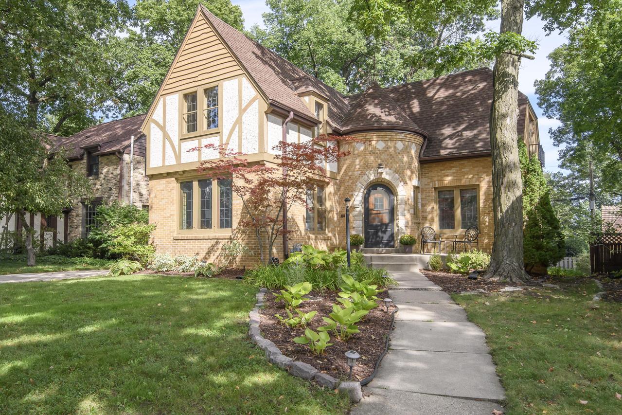 108 N 88th St, Wauwatosa, WI 53226