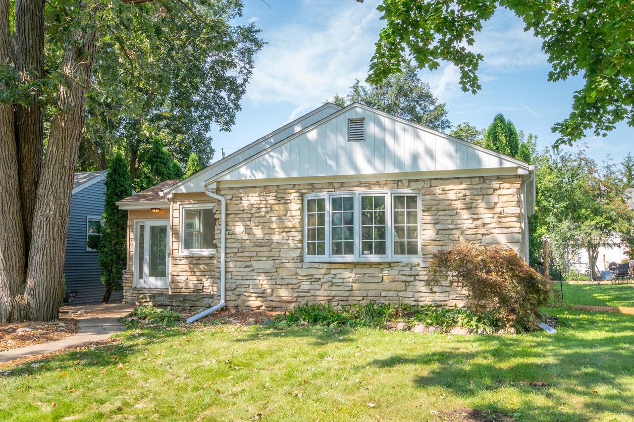 5737 N Sievers Pl, Glendale, WI 53209
