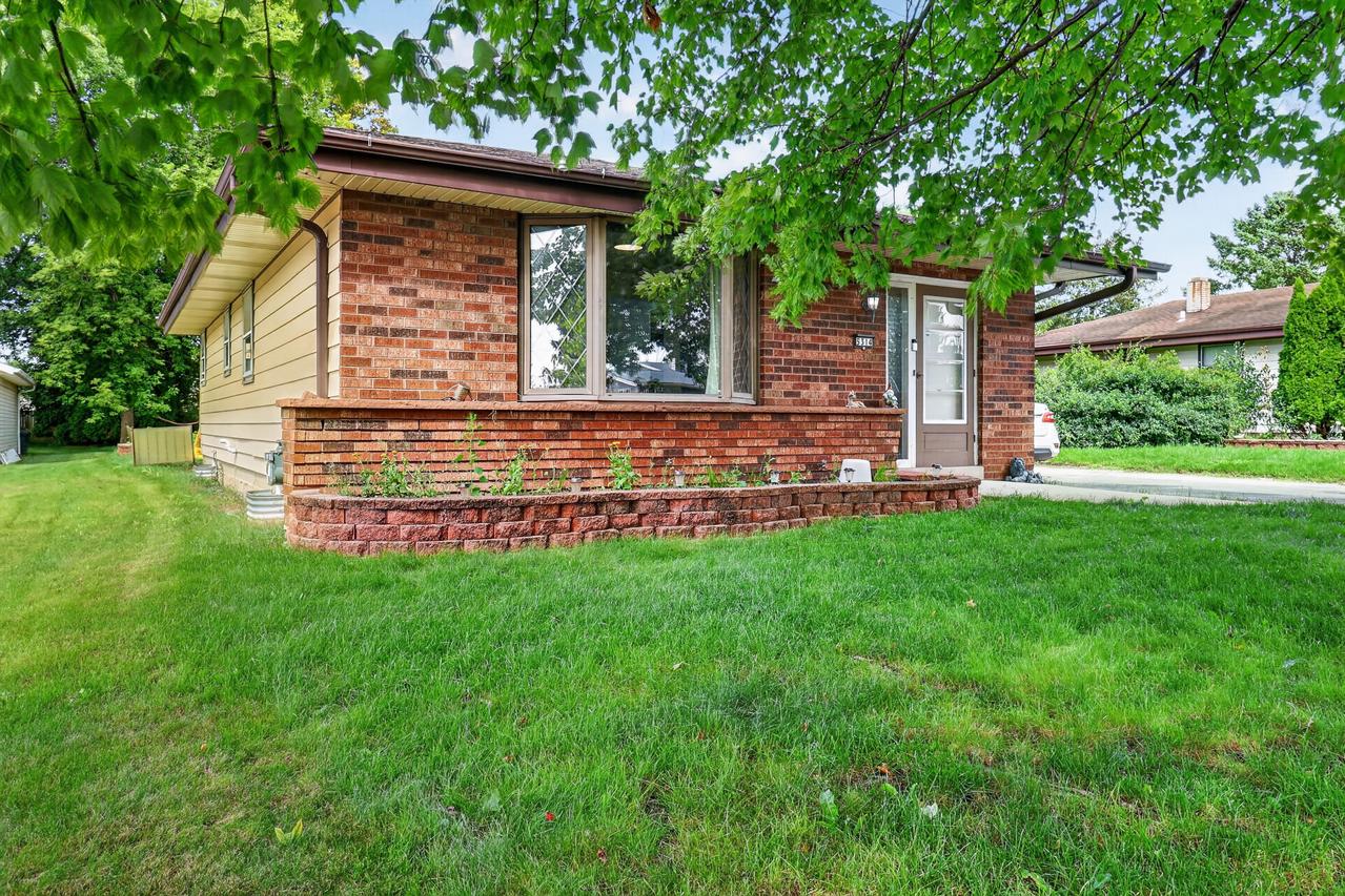 5314 W Allerton Ave, Greenfield, WI 53220