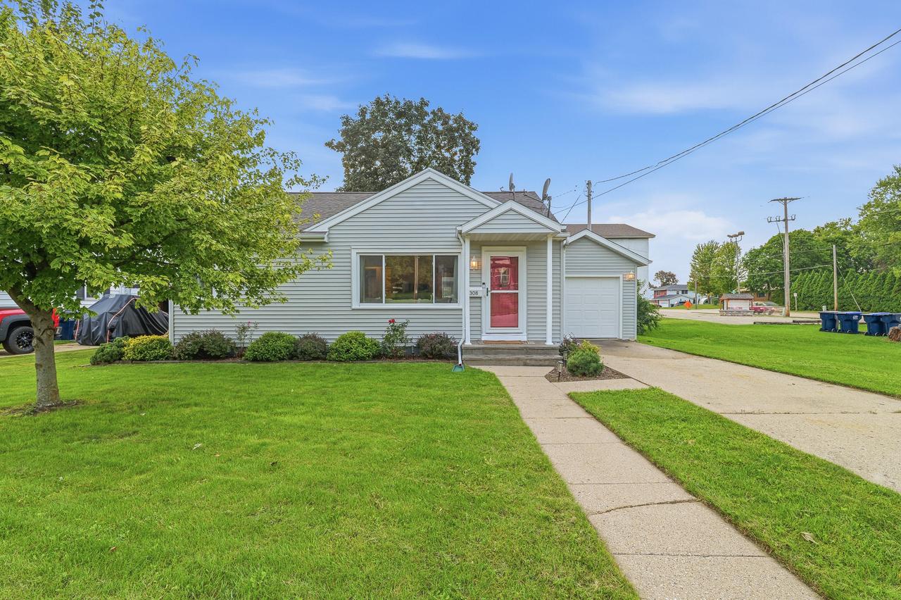308 S Main St, Horicon, WI 53032