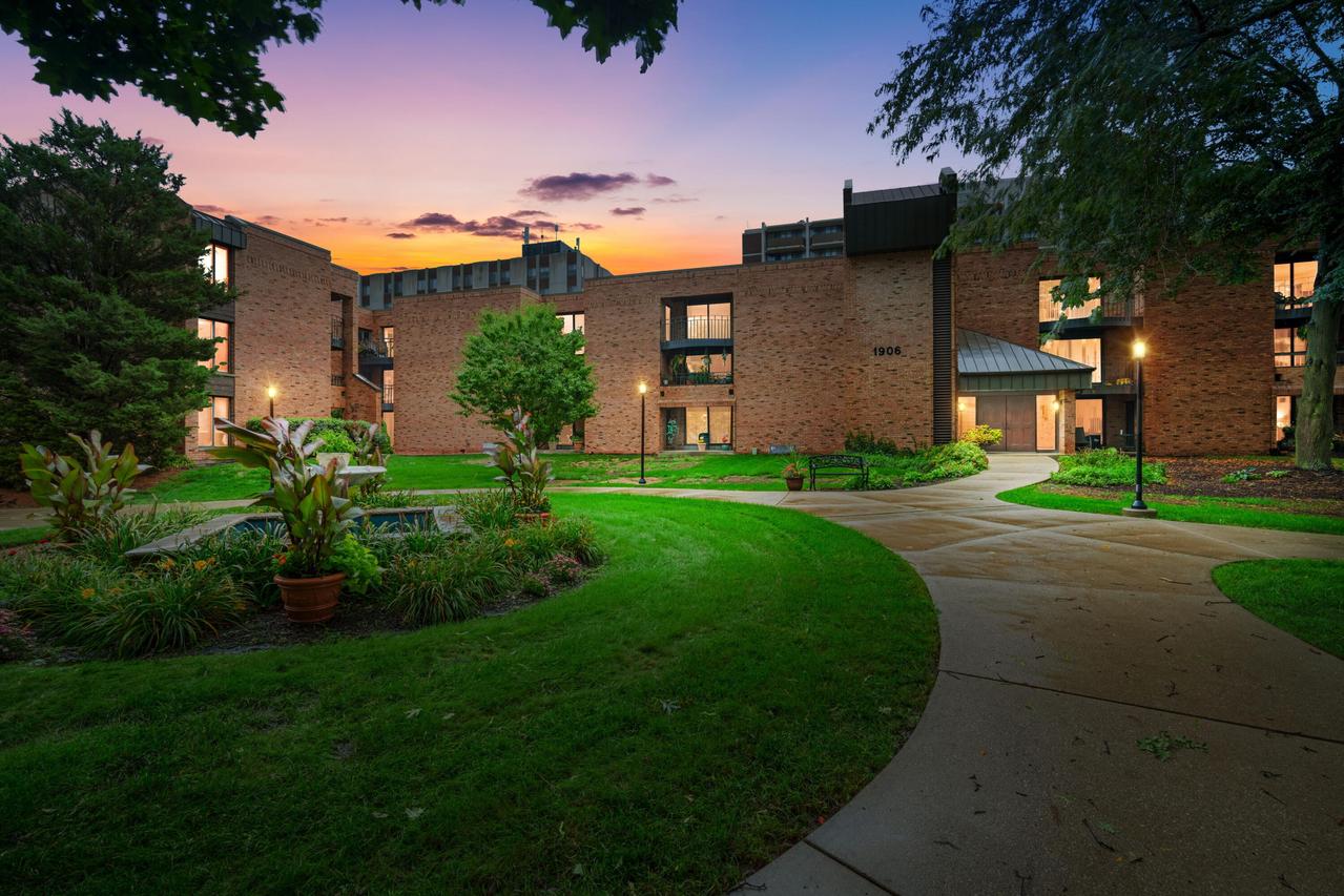 1906 E Shorewood Blvd #153, Shorewood, WI 53211