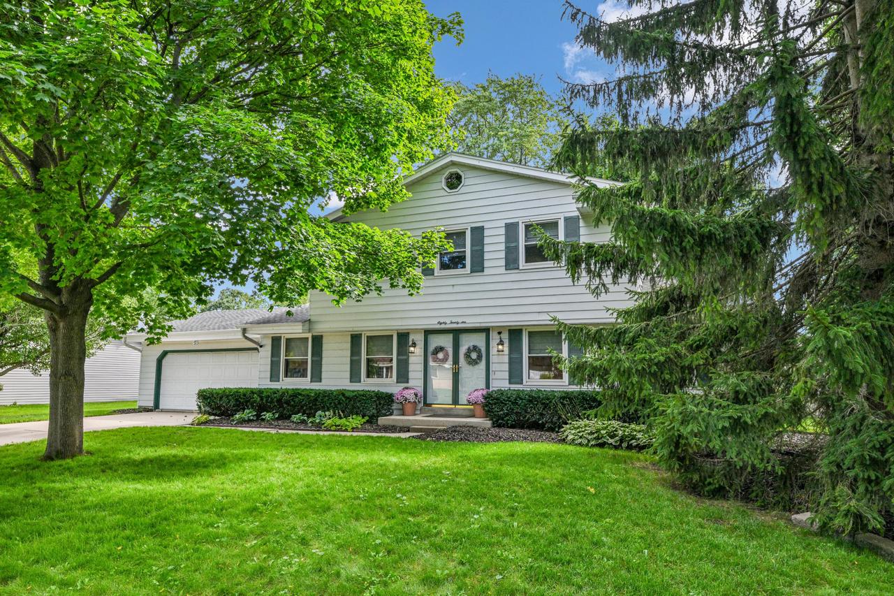 8021 W Cascade Dr, Franklin, WI 53132
