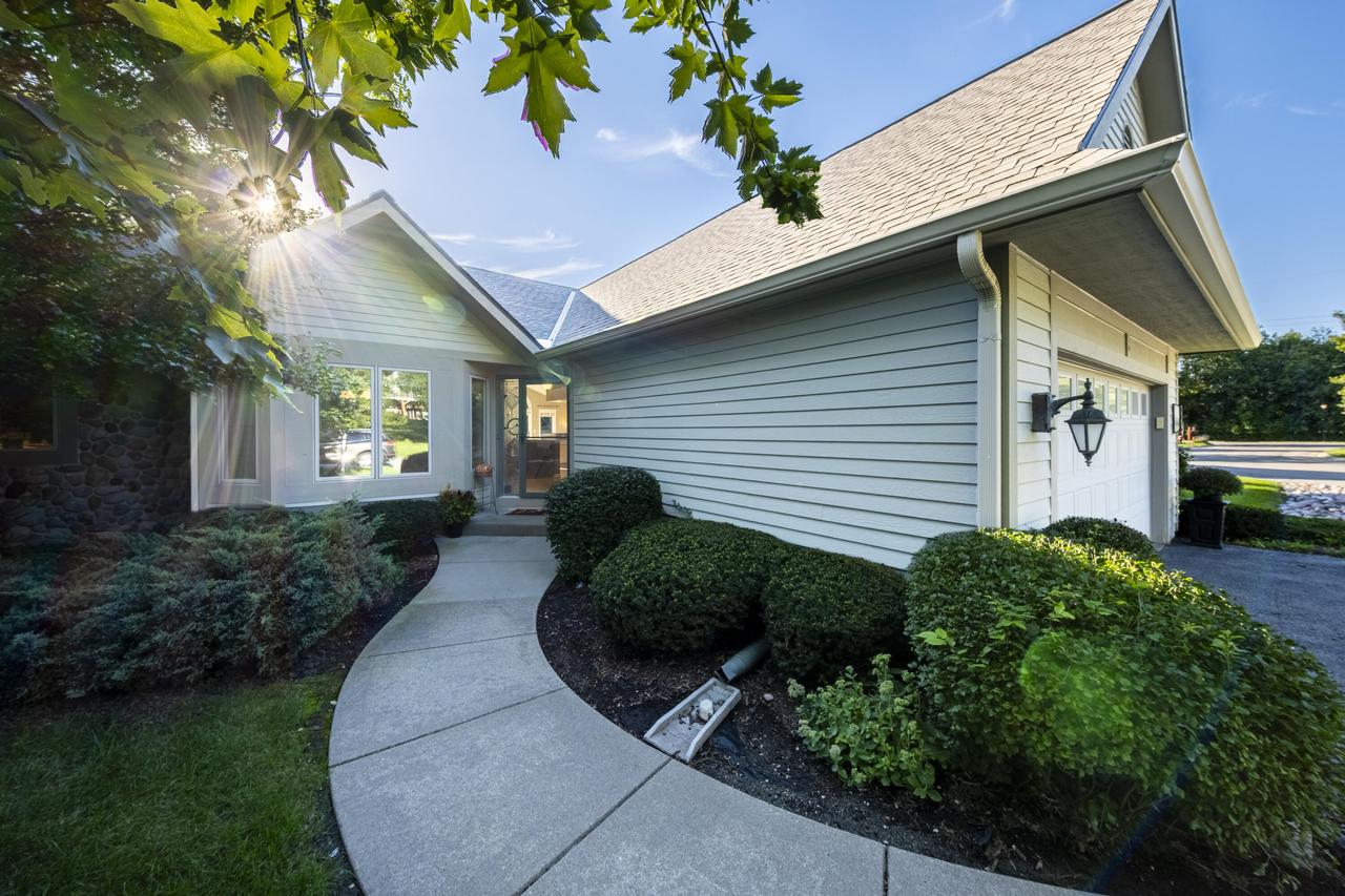 451 White Oak Trl #2, Hartland, WI 53029
