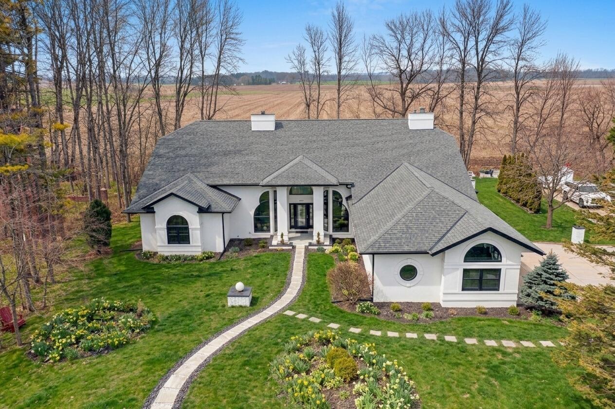 402 Wild Oak Dr, Manitowoc, WI 54220