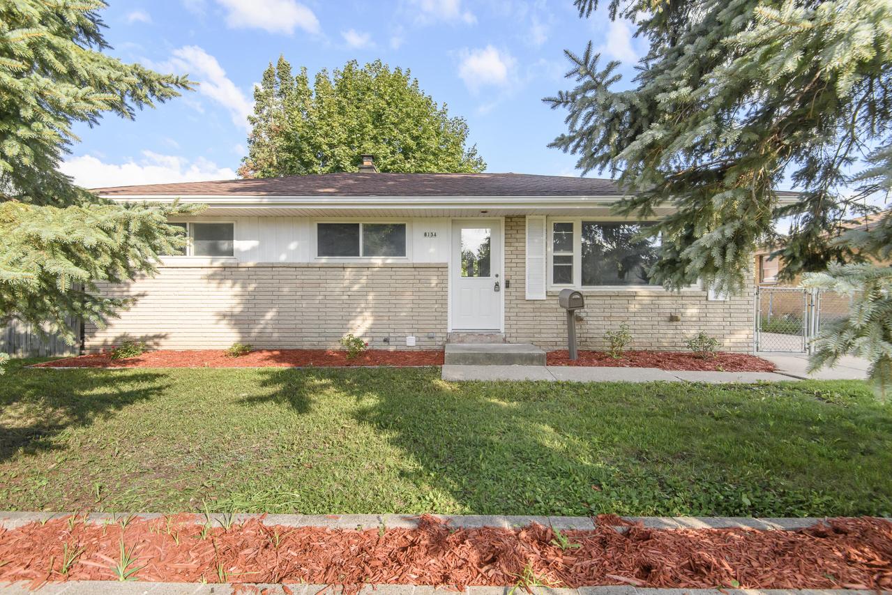 8134 W Acacia St, Milwaukee, WI 53223