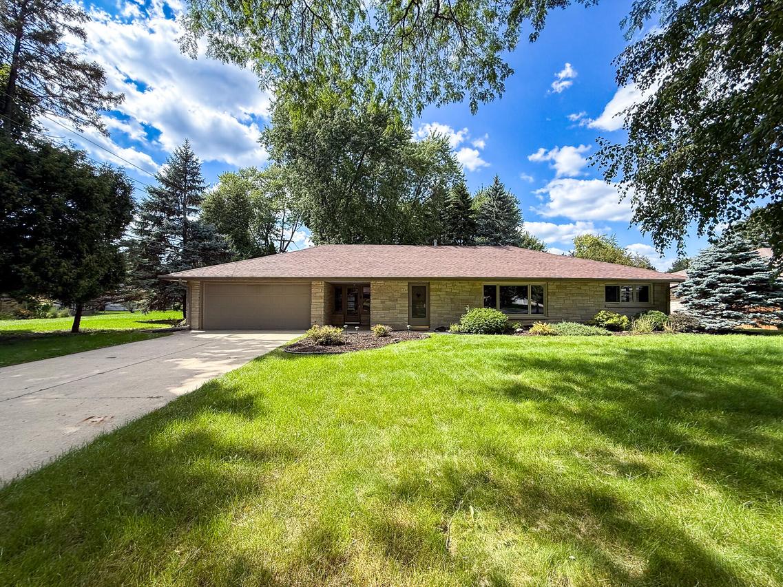 3121 N 105th St, Wauwatosa, WI 53222