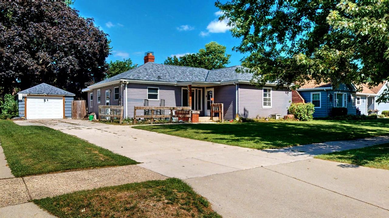 1227 E Memorial Dr, Janesville, WI 53545